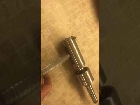 Видео: Резьбонарезной патрон из вращаюшегося центра. Км3 смазка майонезом.