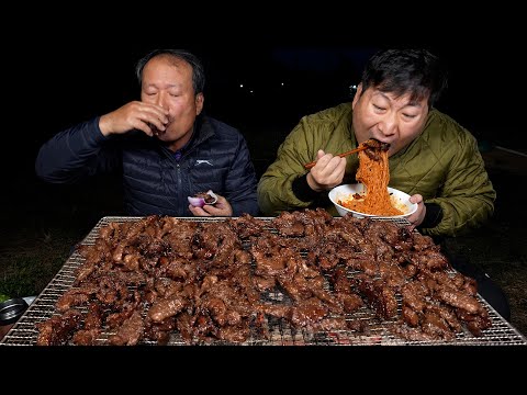 Видео: 🔥Маринованные говяжьи ребрышки на гриле🥩 - Кулинарное шоу Мукбанг