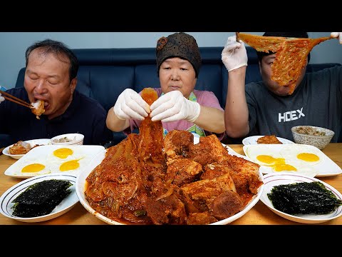 Видео: Тушеное кимчи со свининой, приготовленное в казане - кулинарное шоу Мукбанг.