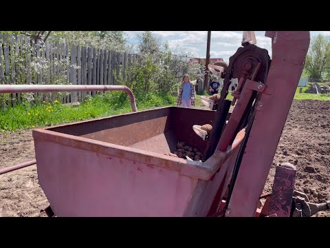 Видео: «Марий Эл ТВ»: Мастер из деревни Кельмаксола Советского района сам собрал картофелесажалку