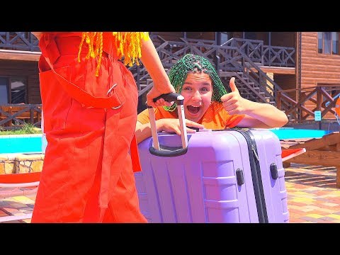 Видео: СПРЯТАЛИСЬ В ЧЕМОДАНАХ, хотим к МОРЮ
