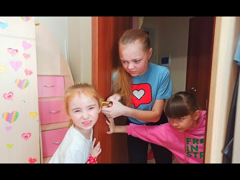 Видео: РЫЖАЯ ДЕРЕВЕНЩИНА ВЫГНАЛА ДЕВОЧЕК ИЗ ДОМА !