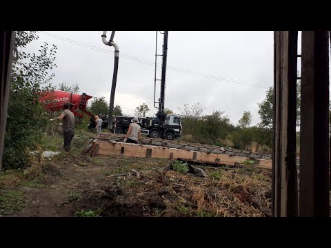 Видео: Заливка опалубки из б.у. шифера бетононасосом. Что могло пойти не так пошло не так.