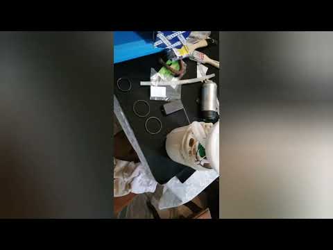 Видео: Замена элемента топливного насоса шкода фабия 1