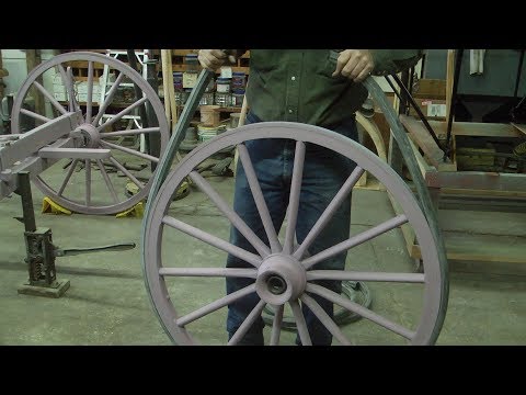 Видео: Как резиновые шины устанавливаются на колёса повозок и фургонов? | Wheelwright Trade
