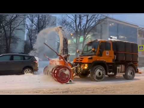 Видео: Коммунальщики устраняют последствия мощного снегопада в Москве