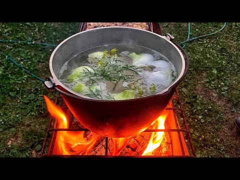 Видео: Уха по деревенски из карася на костре / быстро и вкусно