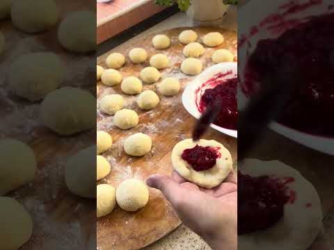 Видео: Пончики з малиновою начинкою☺️ #recipe #простоісмачно #food #хочуврек 