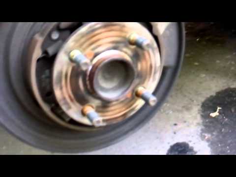 Видео: Toyota Corolla - замена задних тормозных колодок и тормозных дисков
