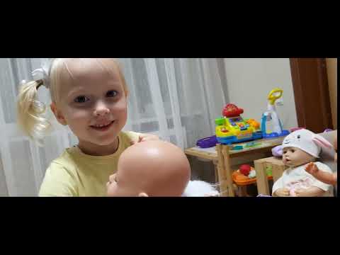 Видео: Катя учится уборке и ухаживает за малышами baby born