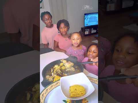 Видео: Ужин готов! Берите тарелки и вставайте в очередь 😋