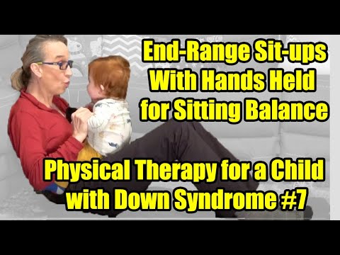 Видео: #7 Приседания на конечной дистанции с удерживанием рук: физиотерапия для ребенка с синдромом Дауна