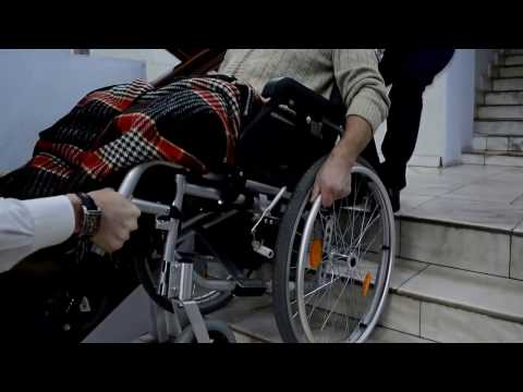 Видео: Видео пособие по подъему и спуску коляски с инвалидом по лестничному маршу