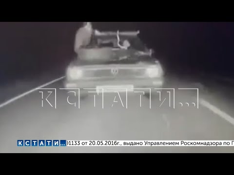 Видео: Грабители каскадеры на легковушке прижимались к фурам, на ходу вскрывали двери и обворовывали машины