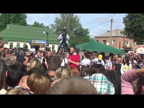 Видео: Караоке на майдані в Гадячі 01.09.2012