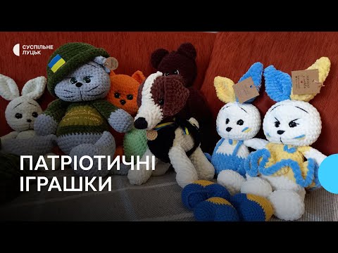 Видео: Лучанка в'яже патріотичні іграшки та обереги для військових