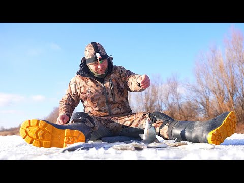 Видео: ЯМА ПОЛНАЯ РЫБЫ! СУДАК, ЩУКА и первый ЛЕЩ. Снова первый лёд, опасный и щедрый. Зимняя рыбалка 2023