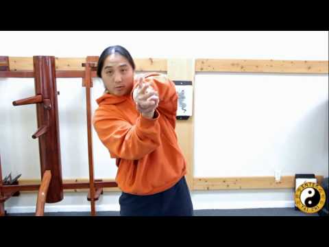 Видео: Существует 4 основных захвата запястья. Запястье очень легко сломать, если знать, как это сделать...