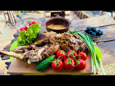 Видео: Баранья нога запеченная целиком на мангале. Мясо баранины на углях.
