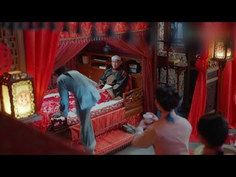 Видео: Герой громко признался героине. Она робко забралась в его кровать.