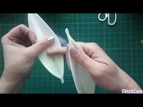 Видео: Лилия светильник из изолона. Формировка лепестков и бутона. Часть 1