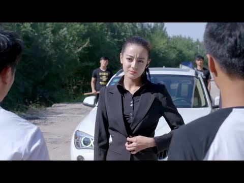 Видео: Банда остановила машину, чтобы ограбить, но они не знали, что в машине был главный мастер.