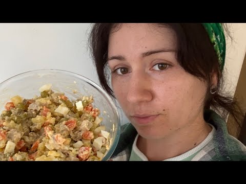 Видео: ЧЕСНОКОВА ГОТОВИТ САЛАТ  ПП-ОЛИВЬЕ И ЖАРИТ РЫБКУ #оливье #минтай