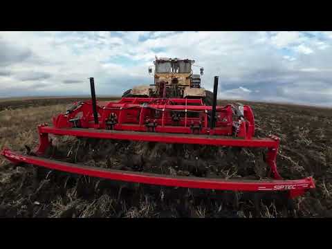 Видео: Трактор Кировец. Глубокорыхлитель Сиптек.