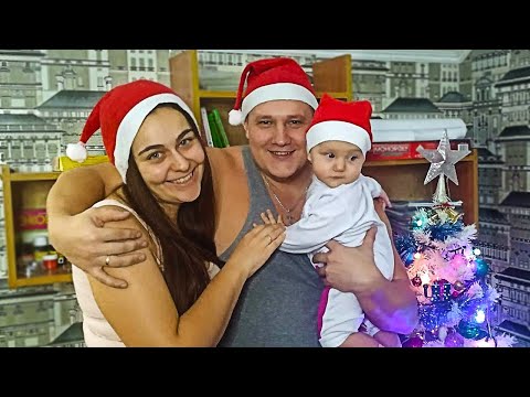 Видео: Дочь впервые увидела елку, реакция. С новым годом!