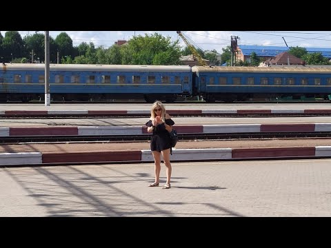 Видео: Хмельницький 2021, залізничний вокзал, потяг Генічеськ-Хмельницький запізнюється