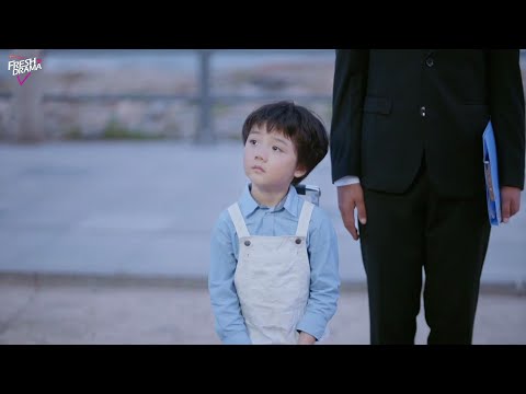 Видео: После пятилетнего разлуки она встретила снова CEO, а мальчик назвал его "папа"!