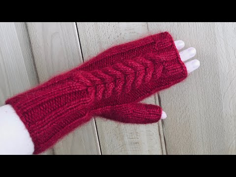 Видео: Митенки спицами / Вязаные митенки с красивым узором / Палец индийским клином