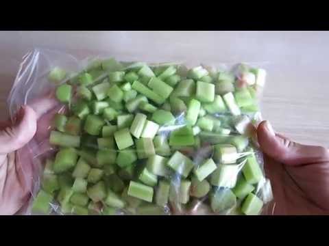 Видео: РЕВЕНЬ ЗАМОРОЗКА. ПОЛЬЗА И ВРЕД РЕВЕНЯ / Freezing Rhubarb