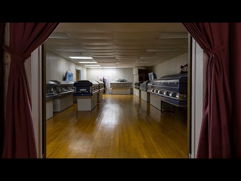 Видео: Заброшенное похоронное бюро оставило все гробы позади