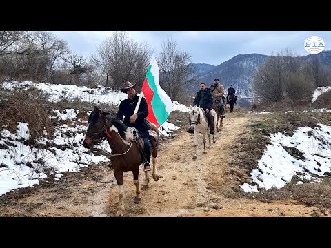 Видео: Група родопчани преминаха на коне през затворения граничен пункт при Рудозем в знак на протест