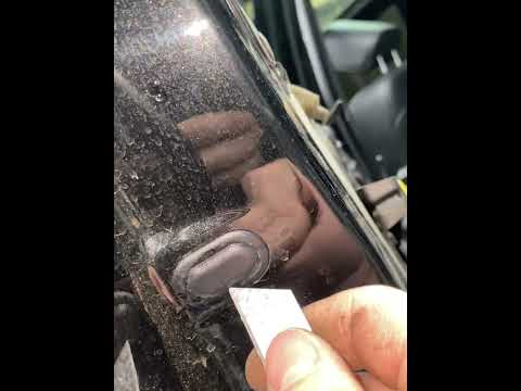 Видео: Демонтаж кронштейна ручки двери задней левой на BMW X5 e53 #bmw #bmwx5 #e531系 #x5