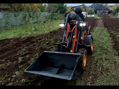Видео: Он еще и пашет. Минипогрузчик с плугом.