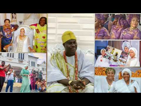 Видео: Женщины штурмуют дворец, чтобы приветствовать королеву Наоми и ее детей.