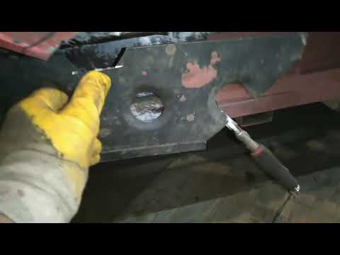 Видео: Москвич АЗЛК 2141. Продолжение ремонта, замена второго порога и обработка то коррозии