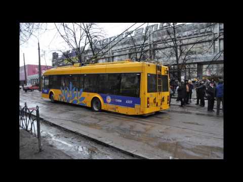 Видео: Как спасали Черкасский троллейбус в центре города Троллейбус провалился в огромную яму с пассажирами