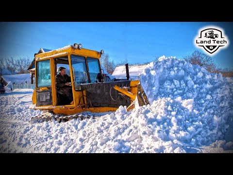 Видео: Холодный запуск редкого гусеничного трактора Т-90П (ДТ-75 КАЗАХСТАН)! Много снега! Слетела гусеница!
