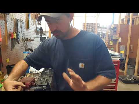 Видео: Техническое обслуживание головки блока цилиндров Jeep 4.0L: как отполировать маслосъемные колпачк...