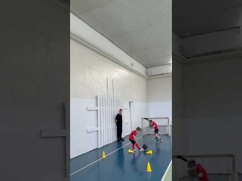 Видео: полузащитник vs вратарь